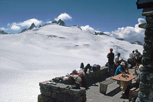 Cabane du Trient mit Aiguilles du Tour