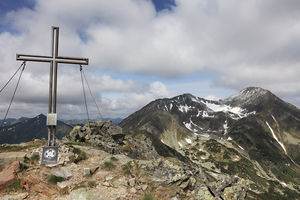 Groer Hengst, Gipfelkreuz.