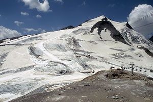 Schigebiet mit Gipfel