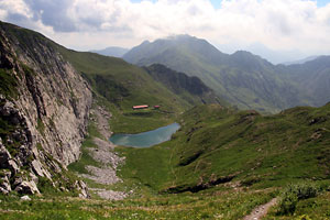 Oberhalb des Sees an der Casera Pramosio Alta