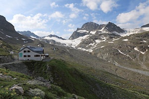 Wiesbadener Hütte vor dem Piz Buin